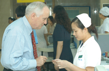 Dr. Howe speaks with a nursing student from SCMC.